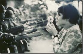 Résultat de recherche d'images pour "photo contre le
        vietnam fille fleur soldat"