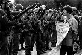 Résultat de recherche d'images pour "raymond depardon
        manifestante pacifiste"