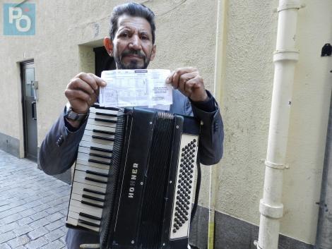 Viorel,
              accordéoniste roumain de 48 ans, vit en caravane et fait
              la manche depuis 3 ans à Nantes. Photo Presse Océan - RC