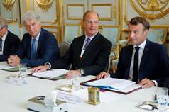 Le PDG de
              BlackRock, Larry Fink, est assis aux côtés du président
              français Emmanuel Macron lors d'une réunion avec des
              représentants des fonds d'investissement et des fonds
              souverains pour lutter contre le changement climatique au
              Palais de l'Elysée, à Paris le 10 juillet 2019. 